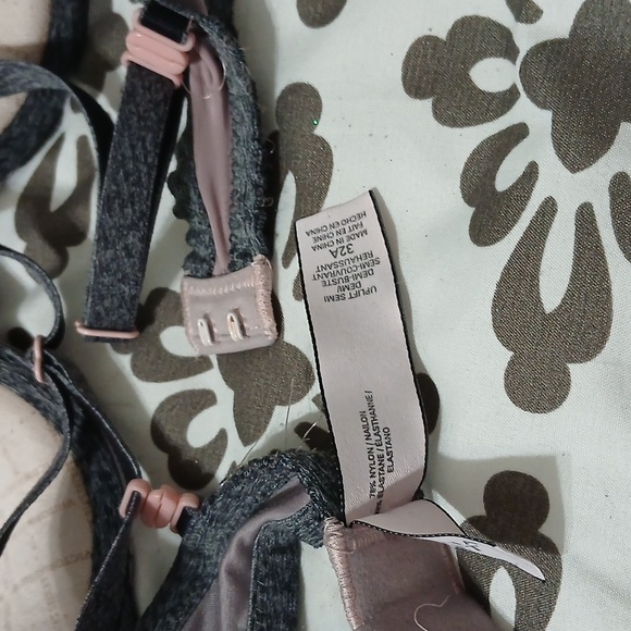 Victoeias Secret - Picture 5 of 5